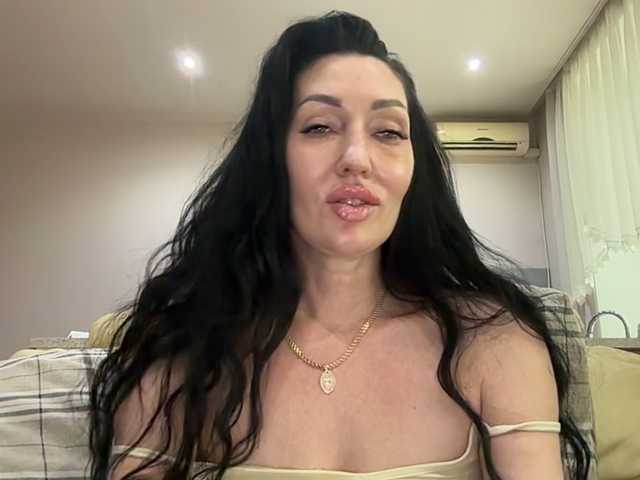 KorolevaQween000 live cam on BongaCams