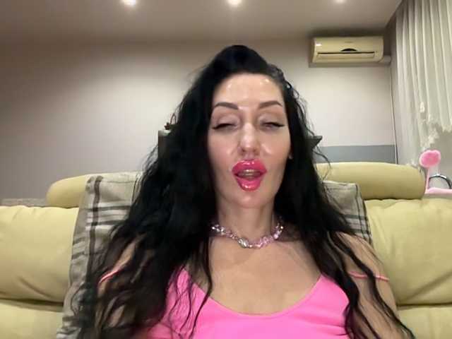 KorolevaQween000 live cam on BongaCams