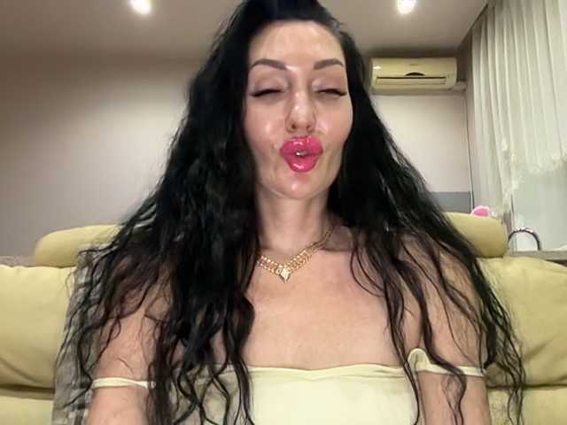 KorolevaQween000 live cam on BongaCams