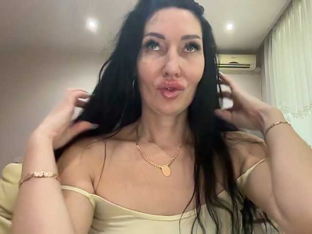 KorolevaQween000 live cam on BongaCams