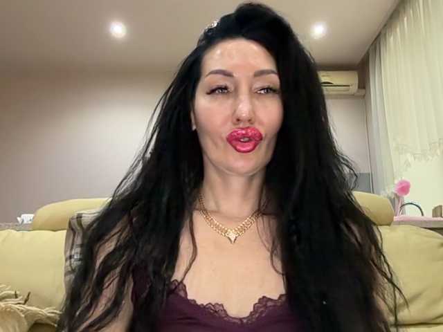 KorolevaQween000 live cam on BongaCams
