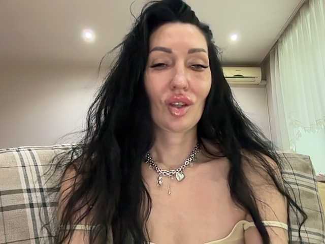 KorolevaQween000 live cam on BongaCams