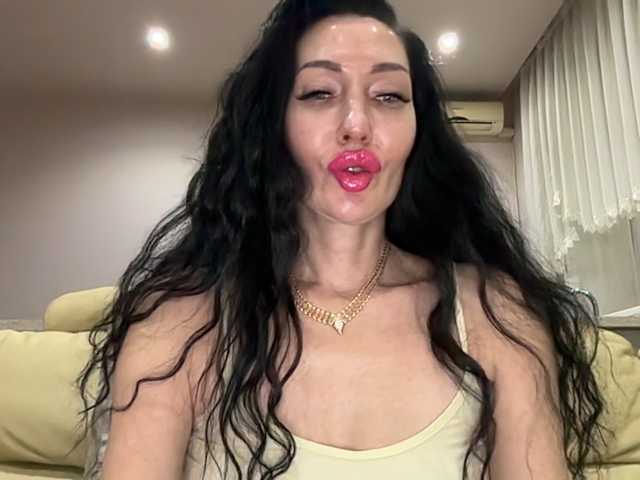 KorolevaQween000 live cam on BongaCams