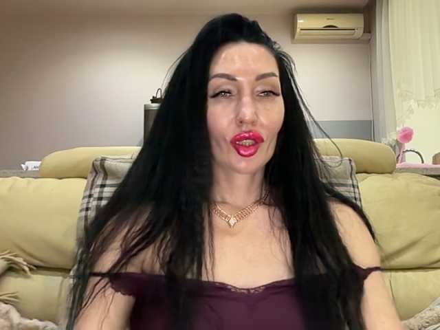 KorolevaQween000 live cam on BongaCams