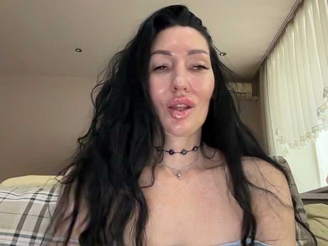 KorolevaQween000 live cam on BongaCams