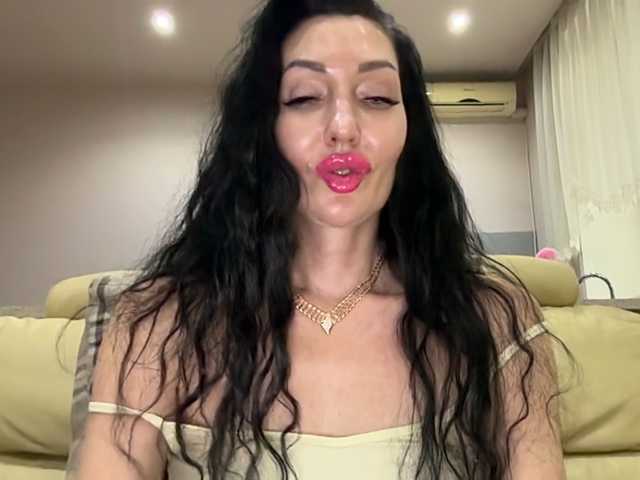 KorolevaQween000 live cam on BongaCams