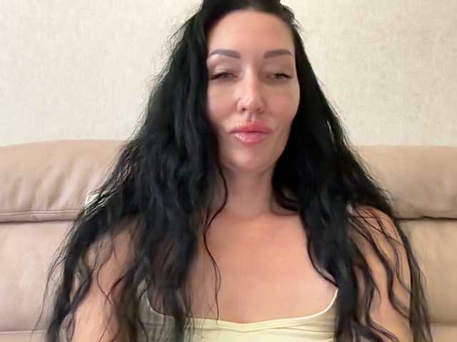 KorolevaQween000 live cam on BongaCams