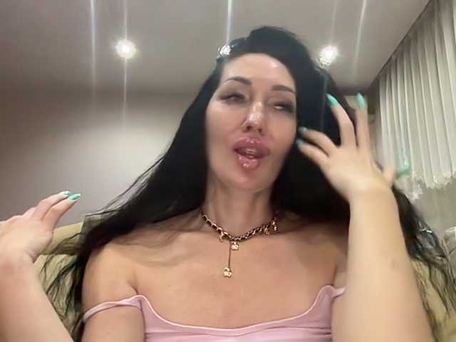 KorolevaQween000 live cam on BongaCams
