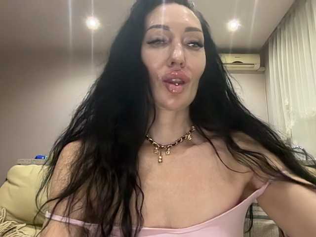 KorolevaQween000 live cam on BongaCams