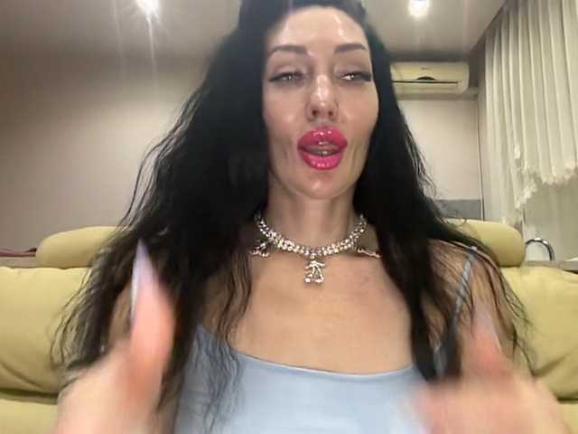 KorolevaQween000 live cam preview