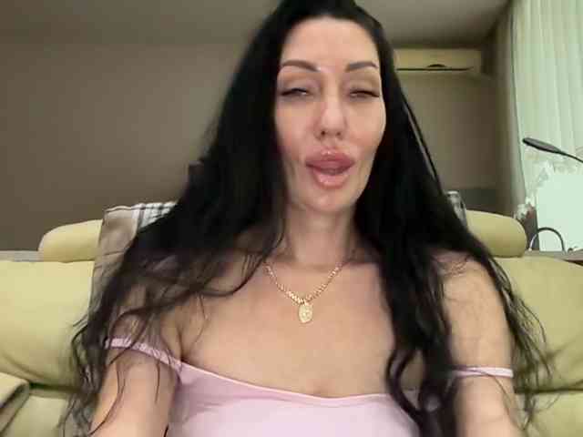 KorolevaQween000 webcam