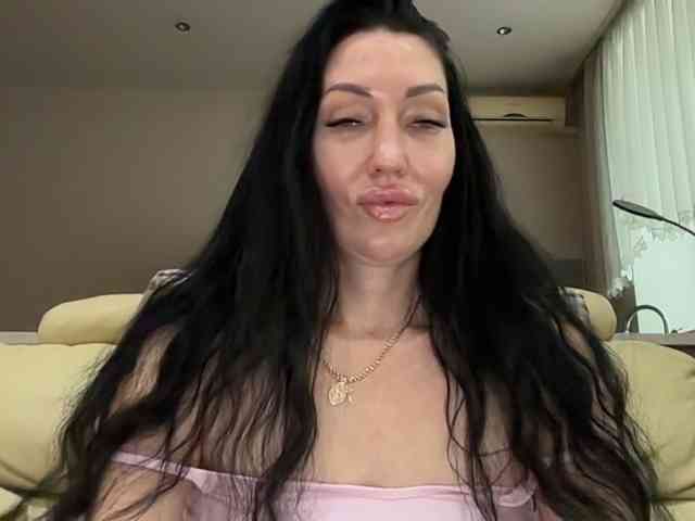 KorolevaQween000 webcam