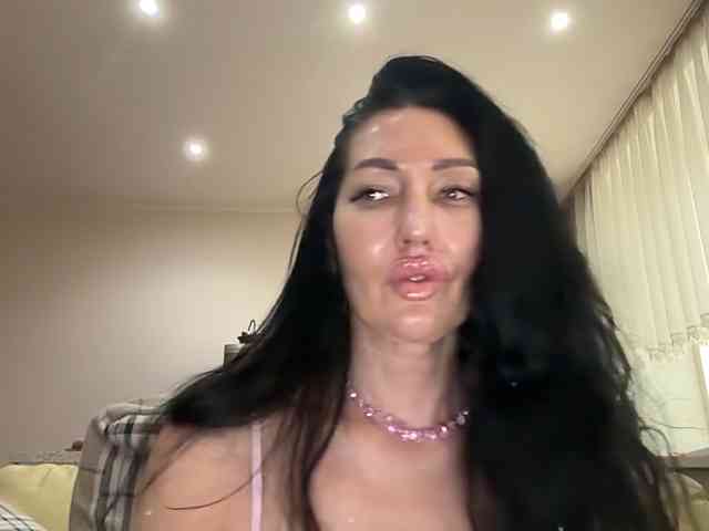 KorolevaQween000 webcam