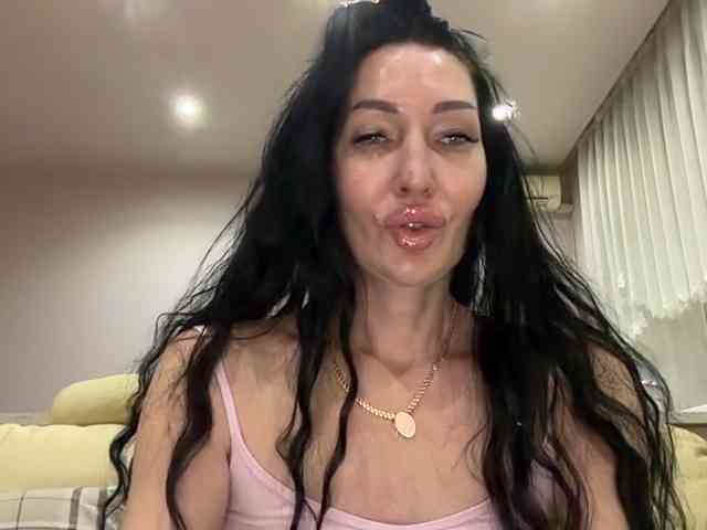 KorolevaQween000 webcam