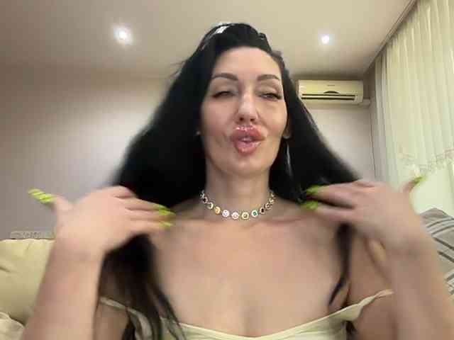 KorolevaQween000 webcam