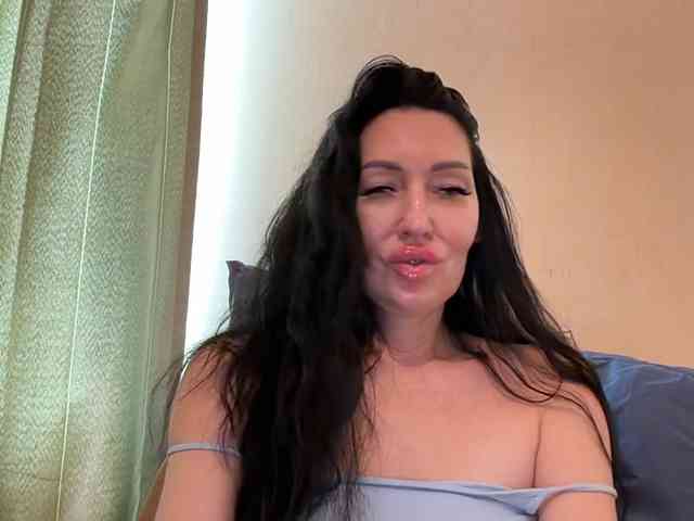 KorolevaQween000 webcam