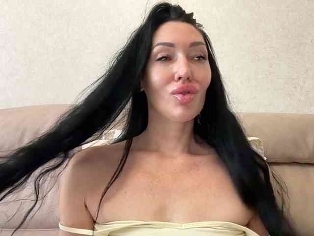 KorolevaQween000 webcam