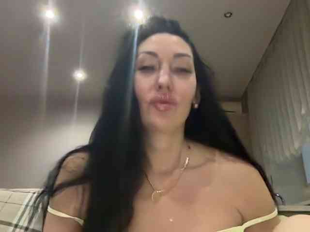 KorolevaQween000 webcam