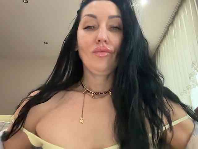 KorolevaQween000 webcam