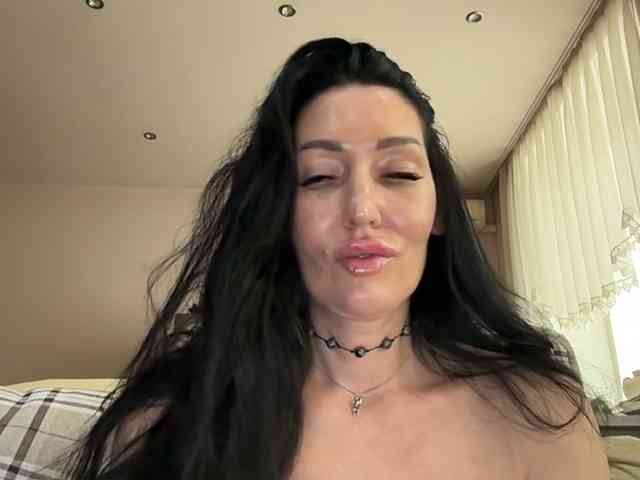 KorolevaQween000 webcam