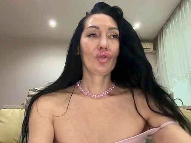 KorolevaQween000 webcam