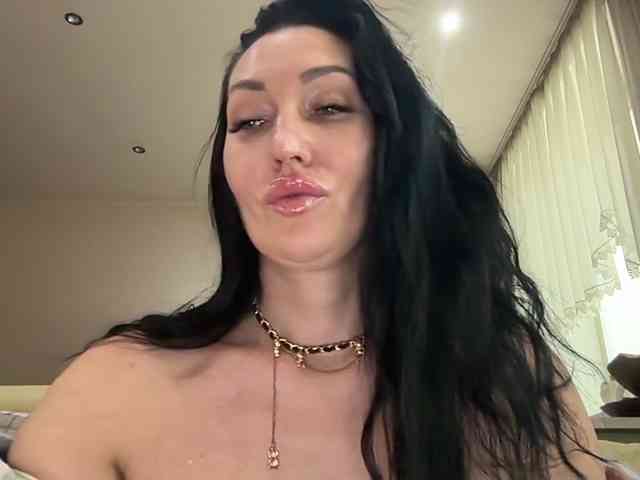 KorolevaQween000 webcam