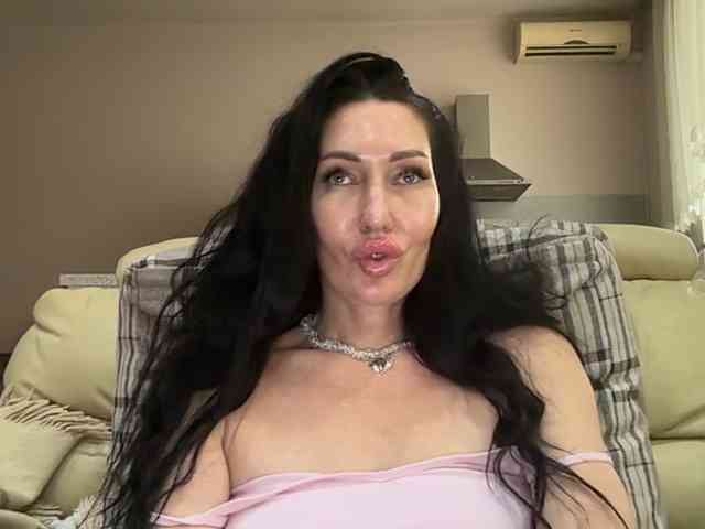 KorolevaQween000 webcam