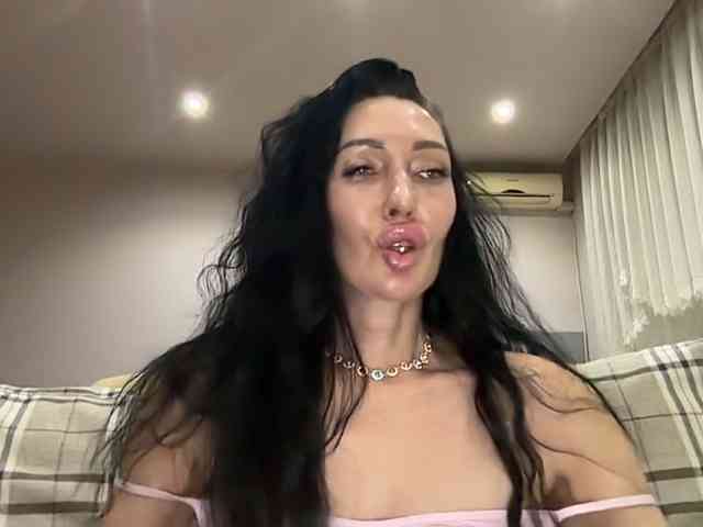 KorolevaQween000 webcam