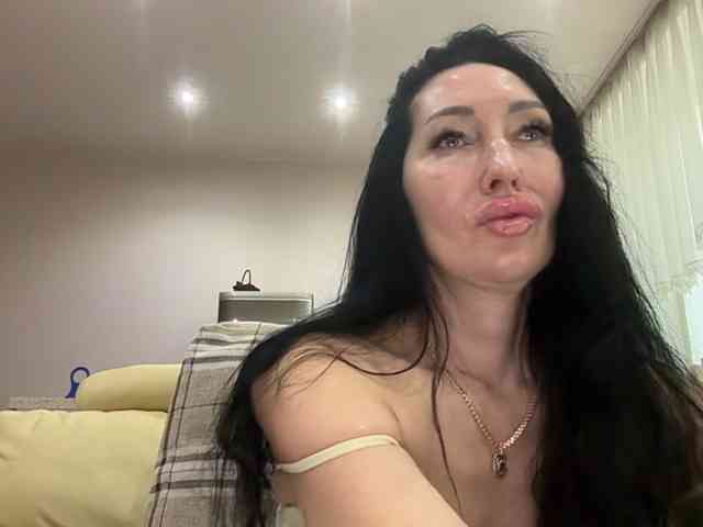 KorolevaQween000 webcam