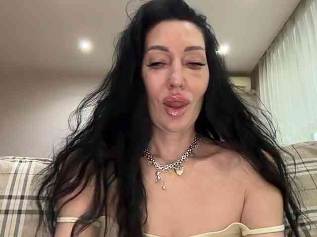 KorolevaQween000 webcam