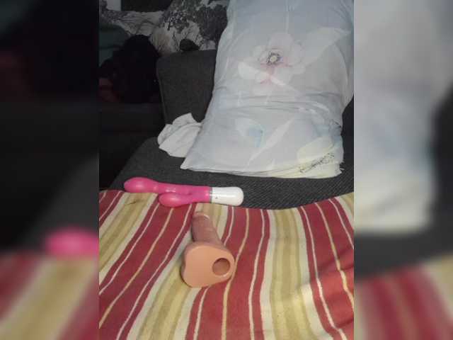 Tenzy-1's BongaCams show and profile