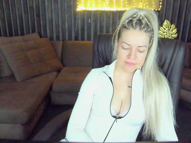 AnnaSnow's BongaCams show and profile