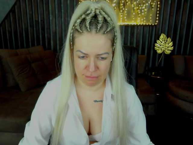 AnnaSnow's BongaCams show and profile