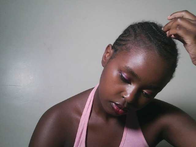 le modèle Spiceynelly est en webcam porno dans un show sur le site bongacams, il possède les tags suivants: Ebony,Brunette,Shaved