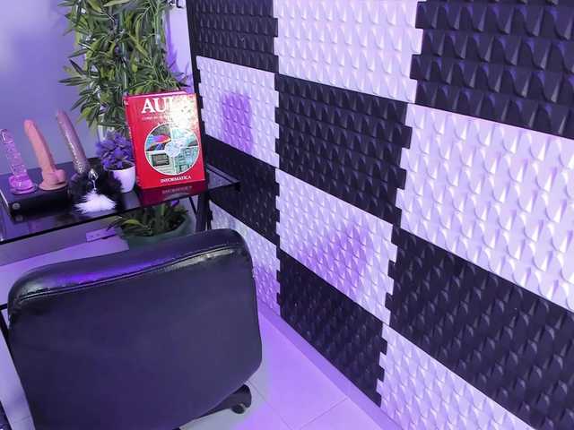 AlinaMorris live cam on BongaCams