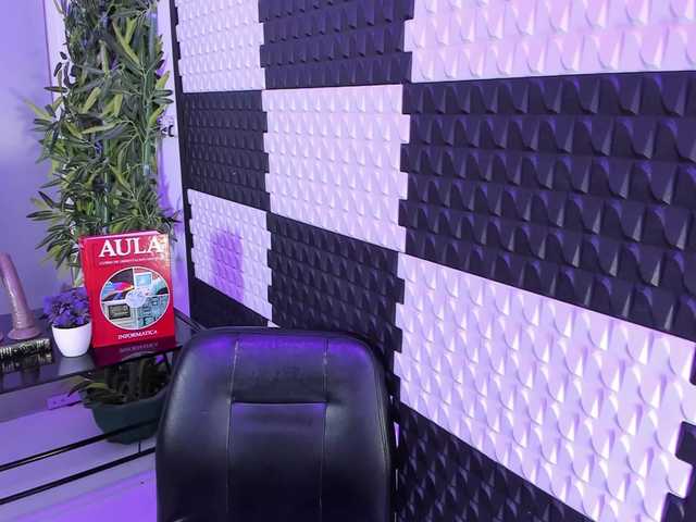 AlinaMorris live cam on BongaCams