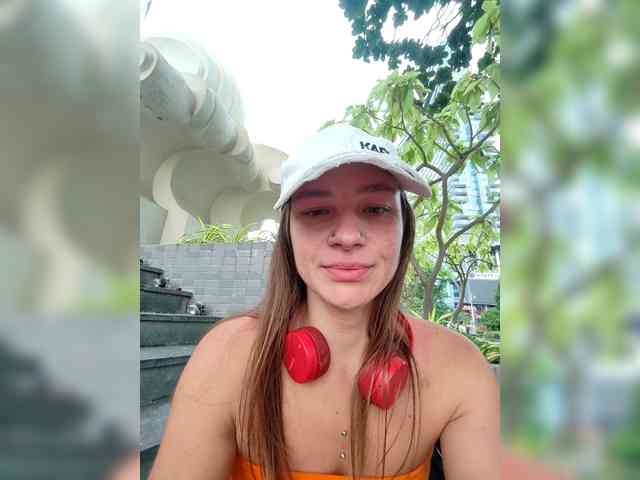 Эта модель сейчас онлайн. livemyself1
