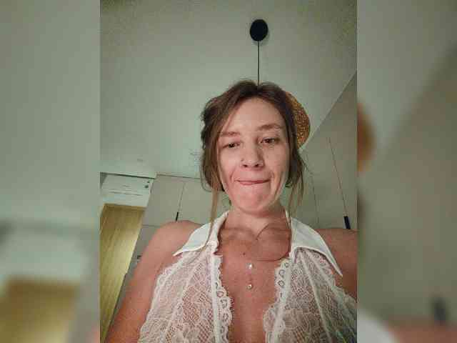 Anamyself's cam show statistics and live stream