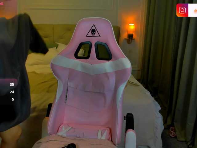EvaRaider — live female cam