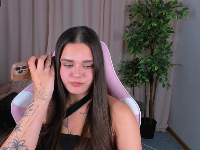 EvaRaider live cam preview