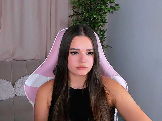 EvaRaider live cam preview