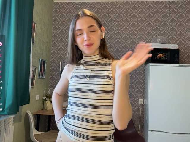 NydiaFuelling's BongaCams show and profile