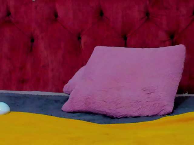 MiaaAngell webcam