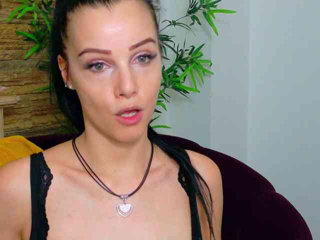 MiaaAngell webcam