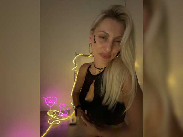 KarinaSimka live cam on BongaCams