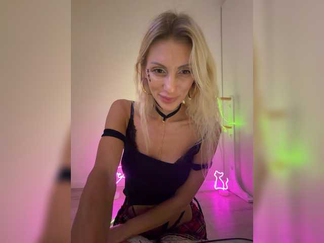 KarinaSimka live cam on BongaCams