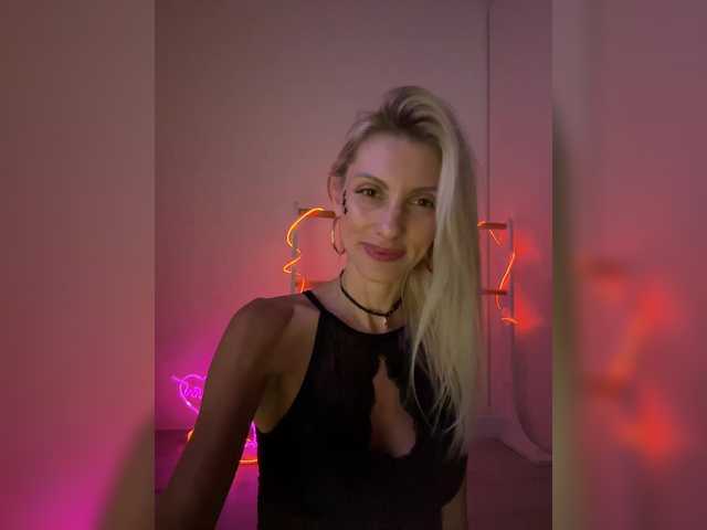 KarinaSimka live cam on BongaCams