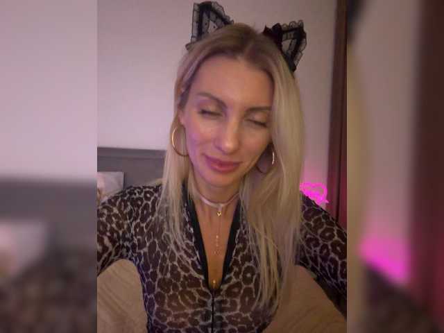 KarinaSimka live cam on BongaCams
