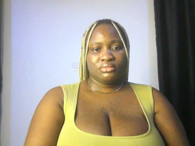 Hotchocolatee191 live cam on BongaCams