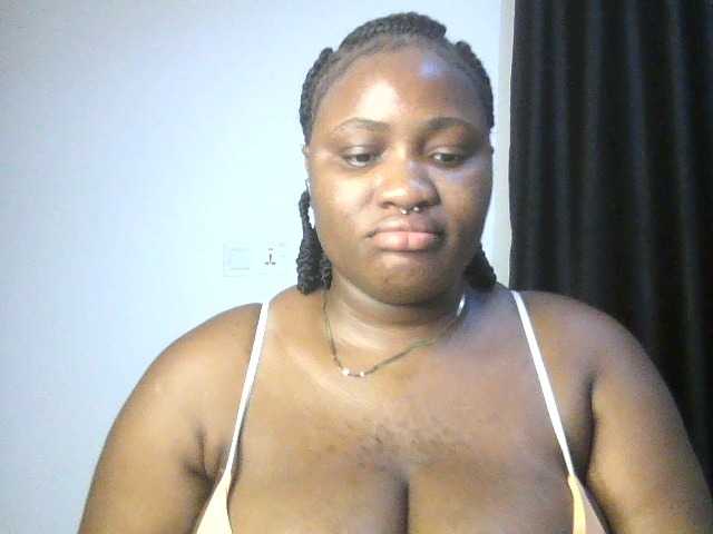 Hotchocolatee191 live cam on BongaCams